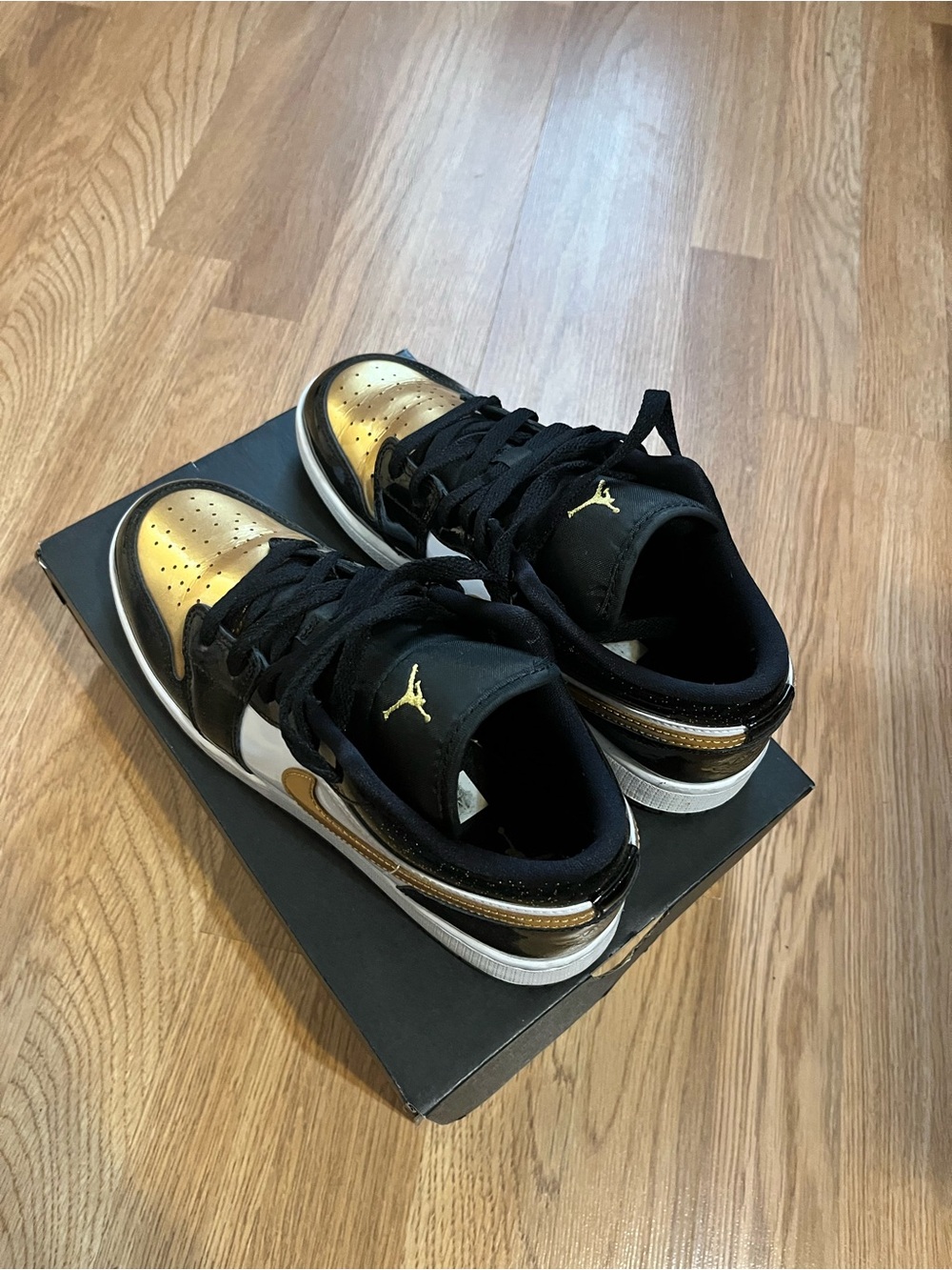 Jordan 1s Kids - Black & Gold - Picture 2 of 5